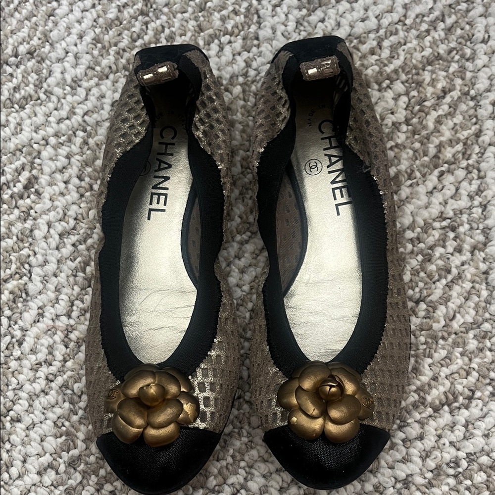 CHANEL Women's Black and Gold Flower Flats